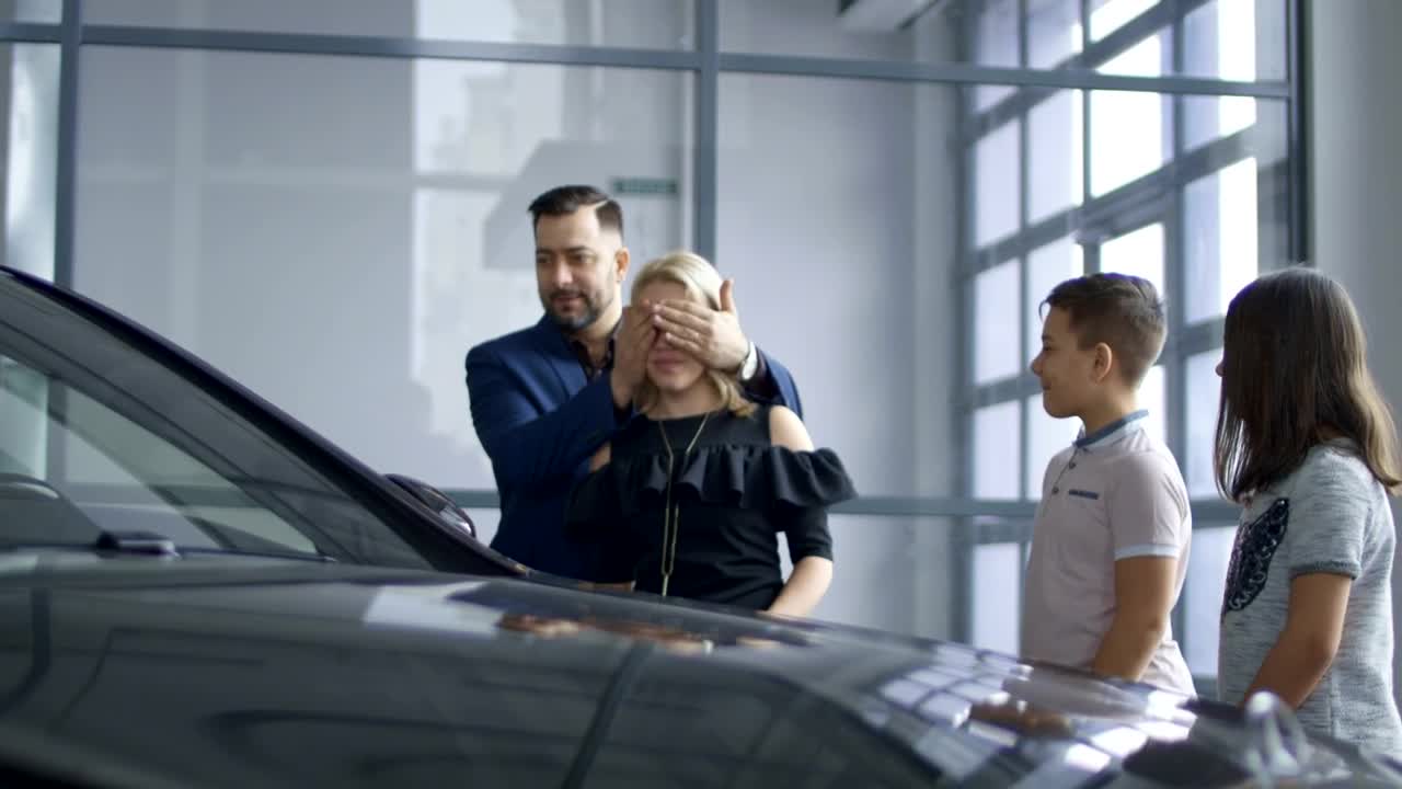 Stock Video Family Buying A New Car In The Dealership Live Wallpaper For PC