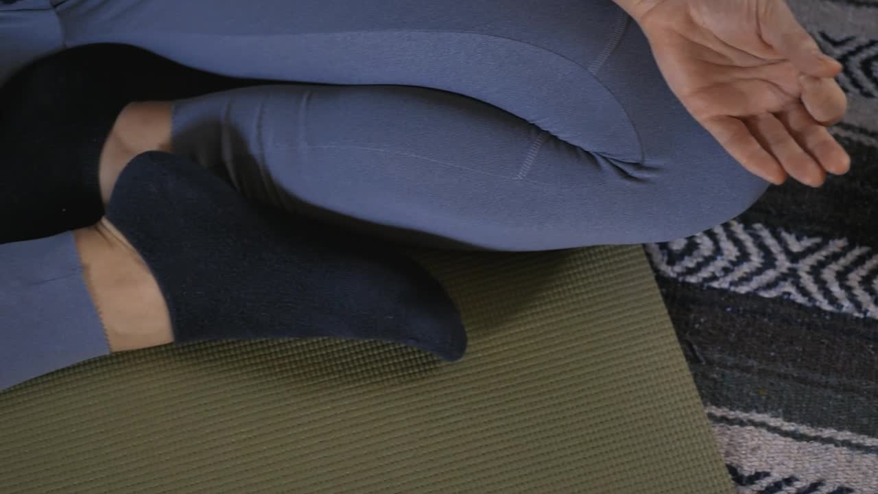 Stock Video Hands And Legs Of A Woman When Meditating In Yoga Live Wallpaper For PC
