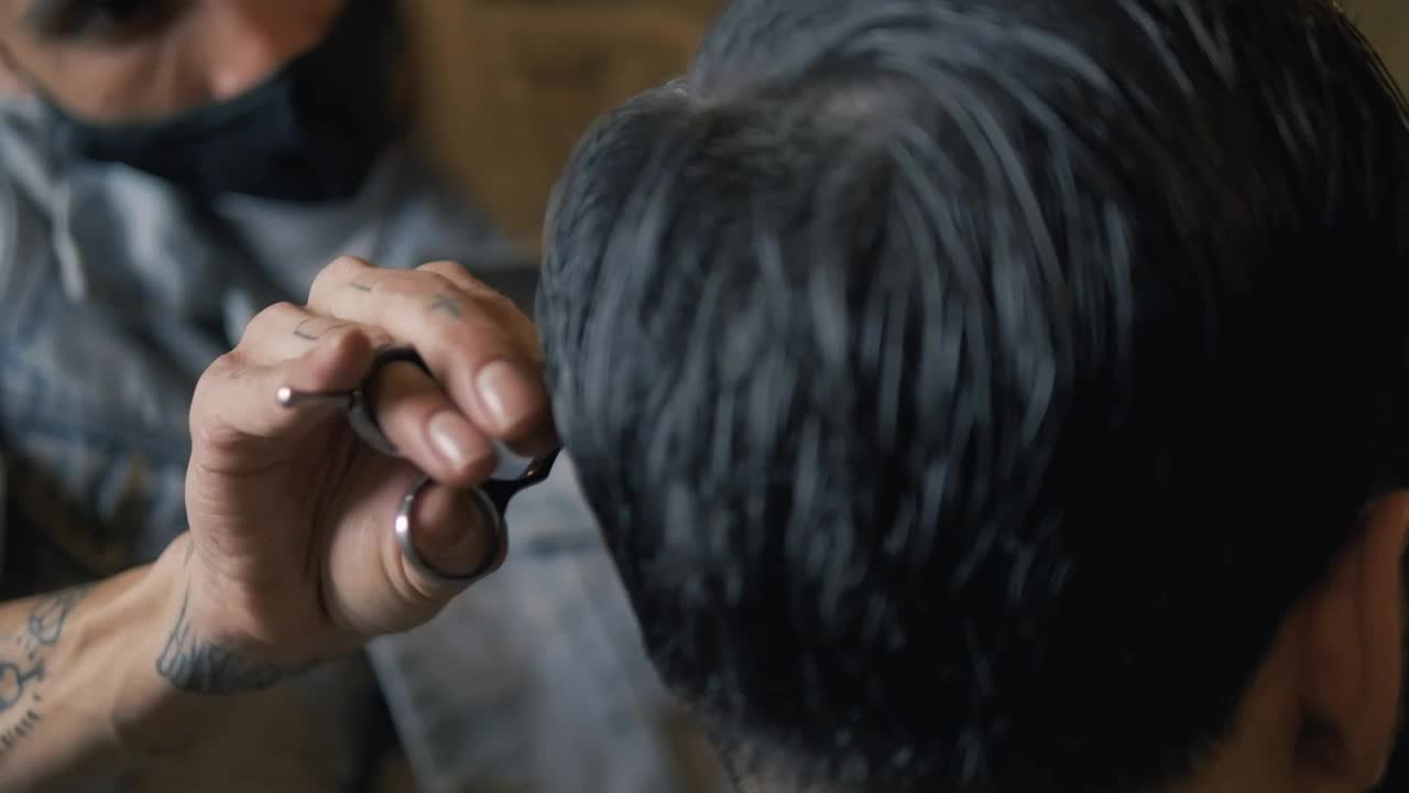 Stock Video Hairdresser With A Mask Cutting A Persons Hair Live Wallpaper For PC