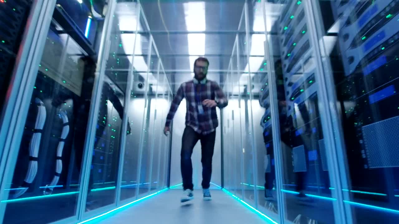 Stock Video Grimacing It Engineer In The Server Room Live Wallpaper For PC
