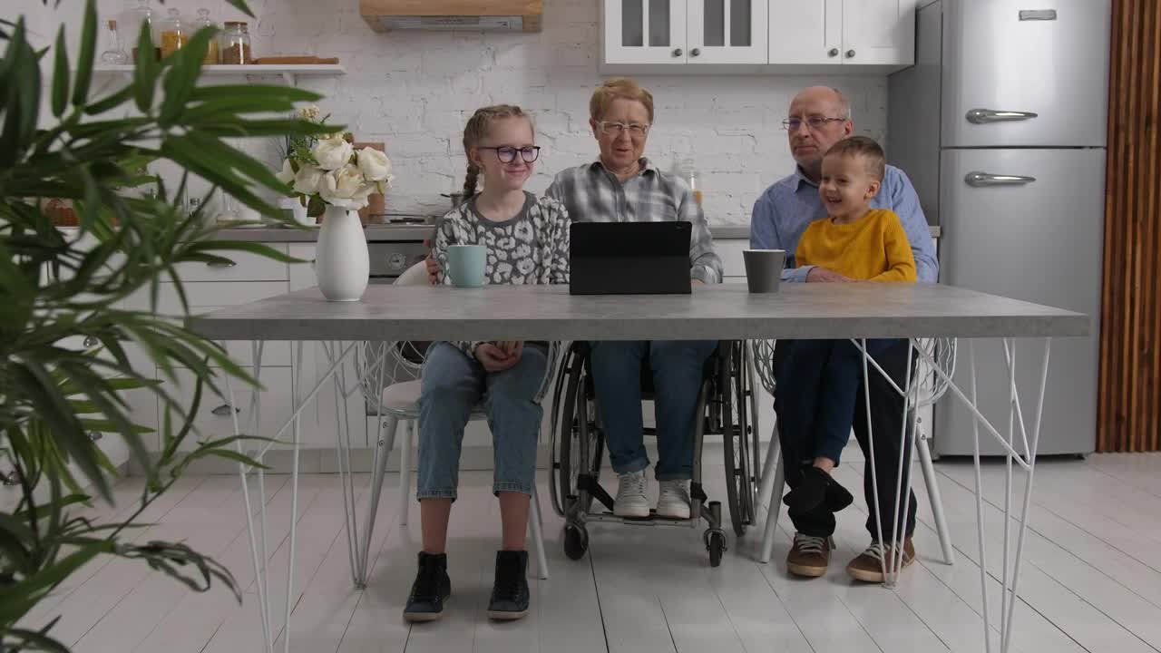 Stock Video Grandparents Sharing A Movie Live Wallpaper For PC