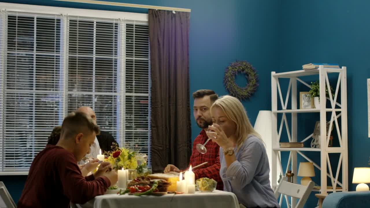 Stock Video Grandma Bringing The Turkey To The Table Live Wallpaper For PC