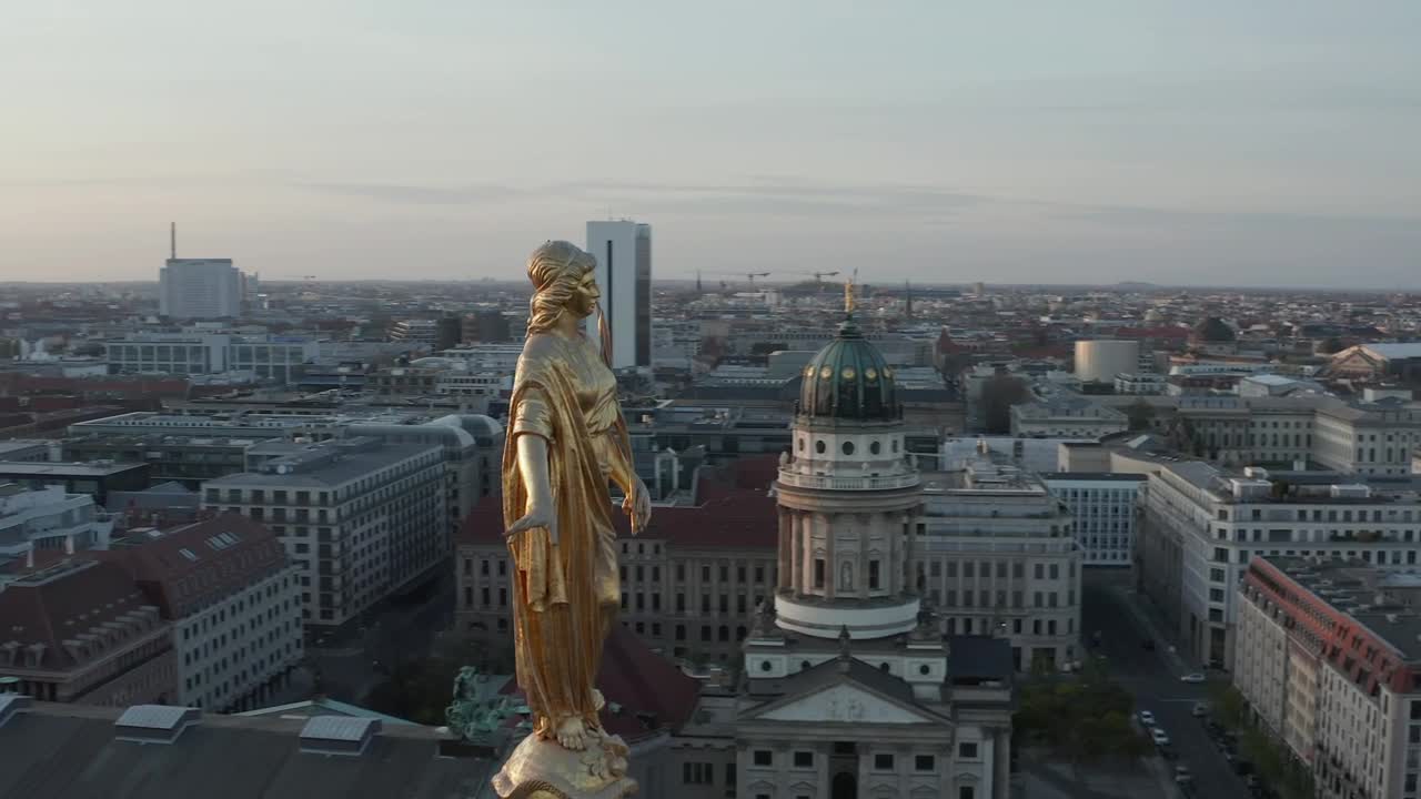 Stock Video Golden Statue And The City In The Background Live Wallpaper For PC