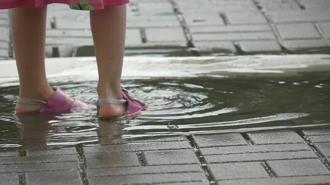 Stock Video Girls Feet On The Puddle Live Wallpaper For PC