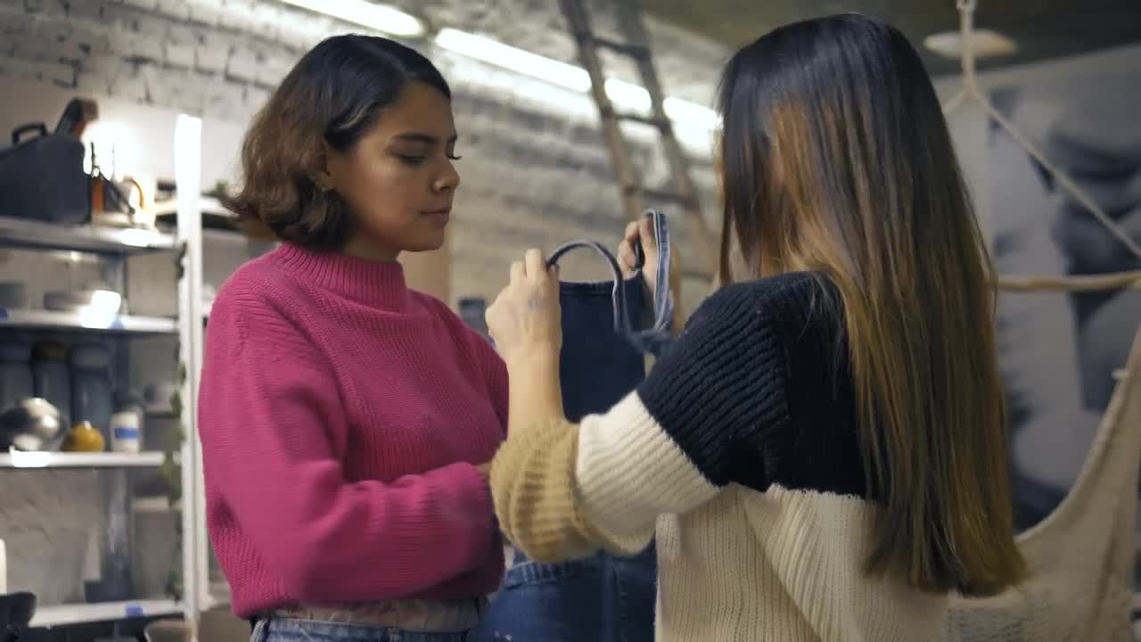 Stock Video Girlfriends In Pottery Class Live Wallpaper For PC