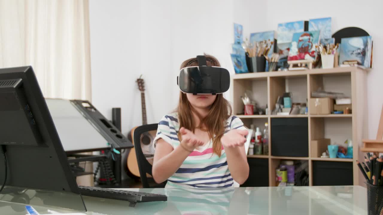 Stock Video Girl Uses Vr To Learn Geography From Home Live Wallpaper For PC