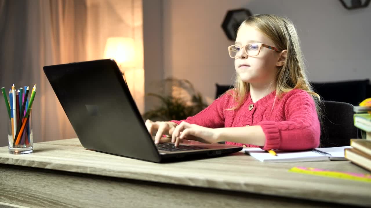 Stock Video Girl Typing On The Computer At Her Desk Live Wallpaper For PC