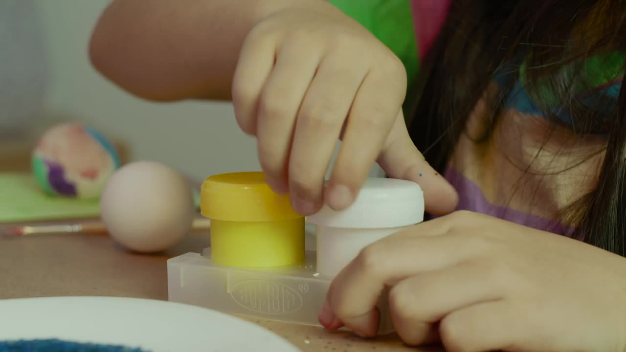 Stock Video Girl Opening A Paint Pot Live Wallpaper For PC