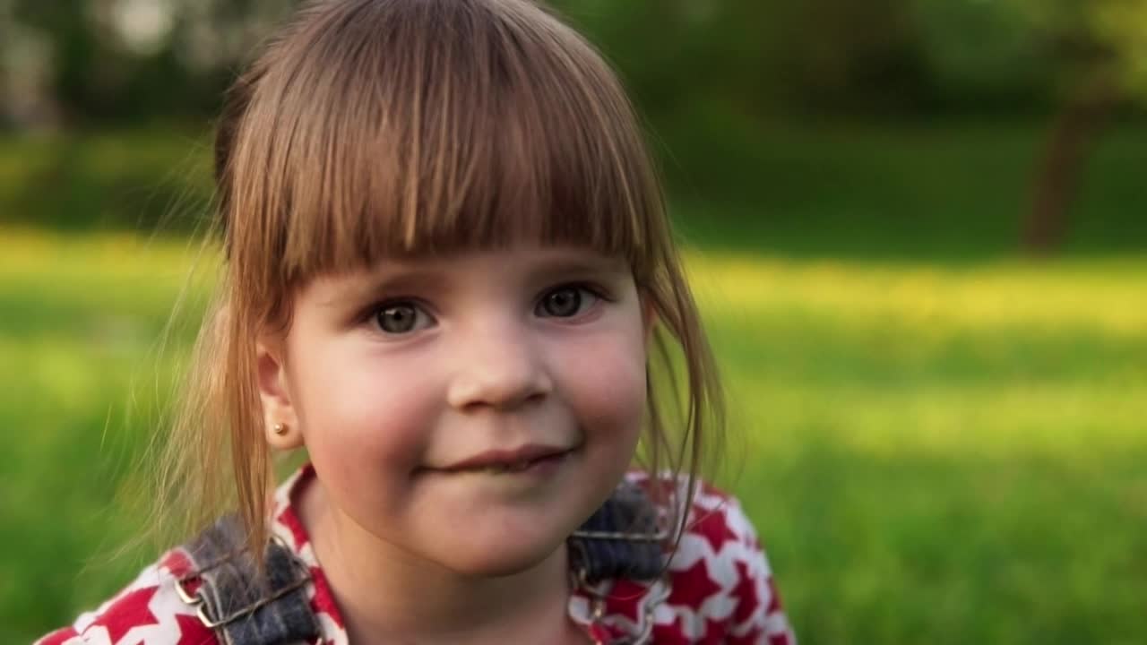 Stock Video Girl Looking Straight Into The Camera Live Wallpaper For PC