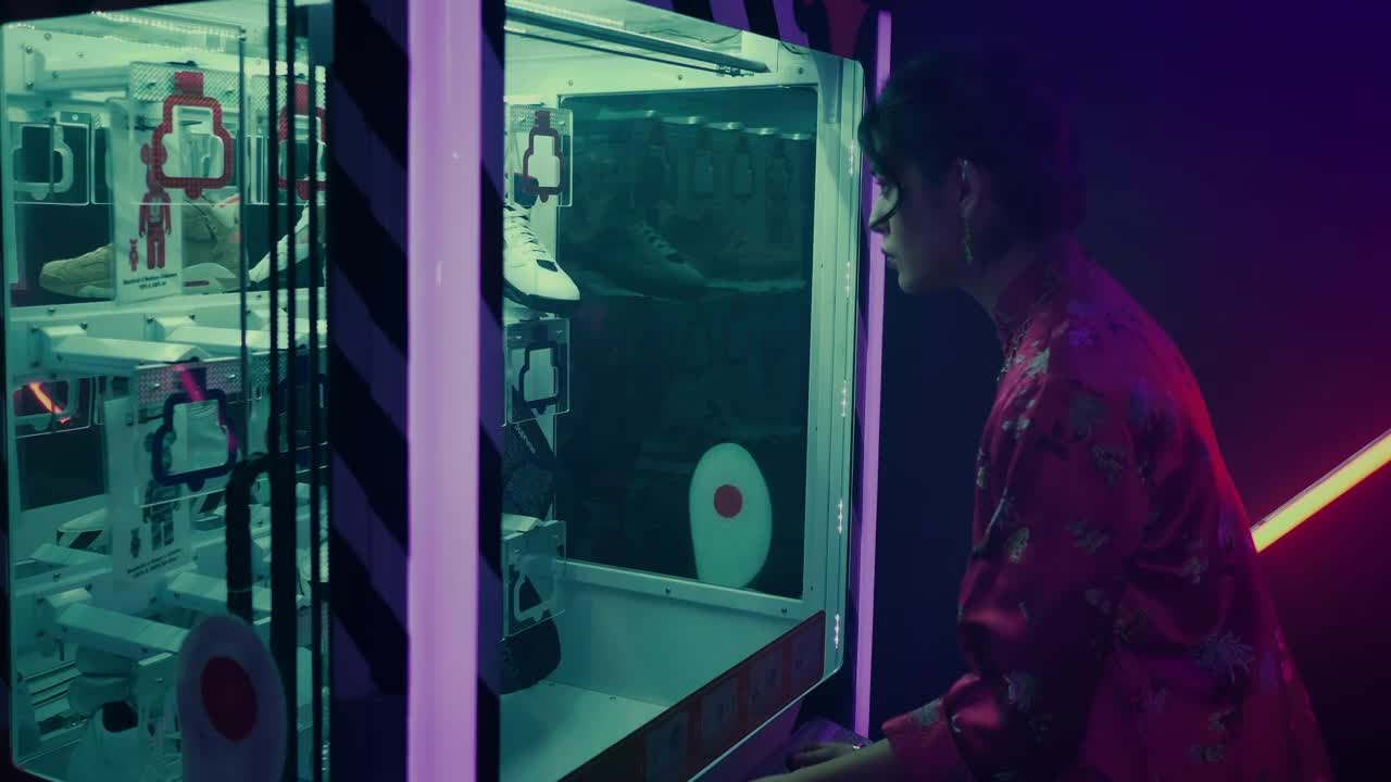 Stock Video Girl In A Fancy Kimono Playing In An Awards Arcade Live Wallpaper For PC