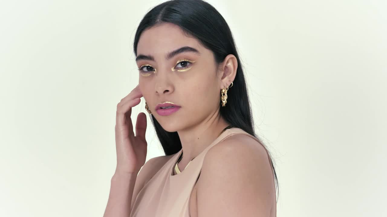 Stock Video Girl From The Front Modeling On A White Background Live Wallpaper For PC