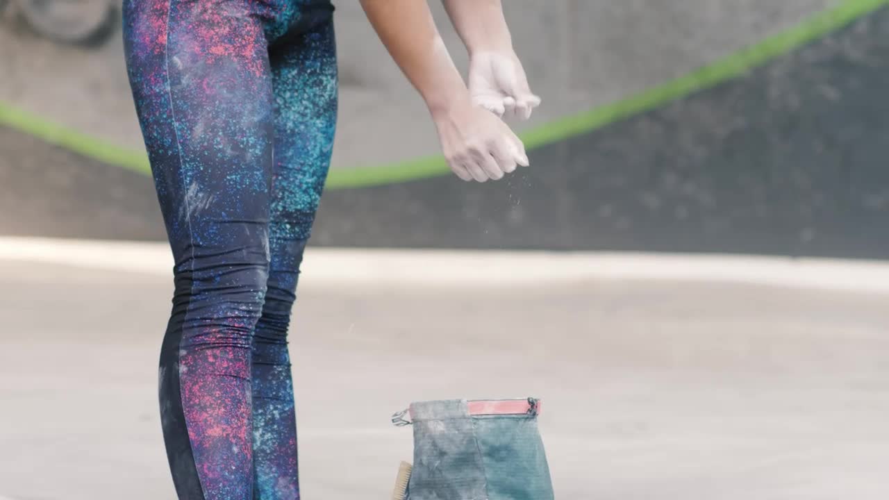 Stock Video Girl Filling Her Hands With Chalk Before Practicing Mountaineering Live Wallpaper For PC