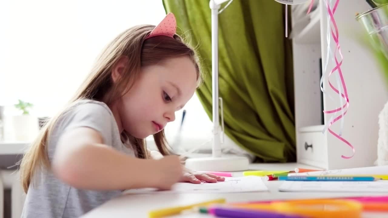 Stock Video Girl Drawing Quickly Live Wallpaper For PC