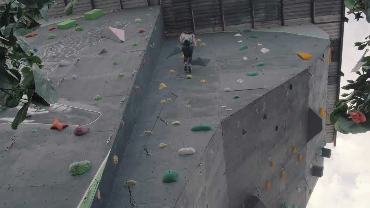 Stock Video Girl Descending From The Top Of A Wall For Mountaineering Live Wallpaper For PC
