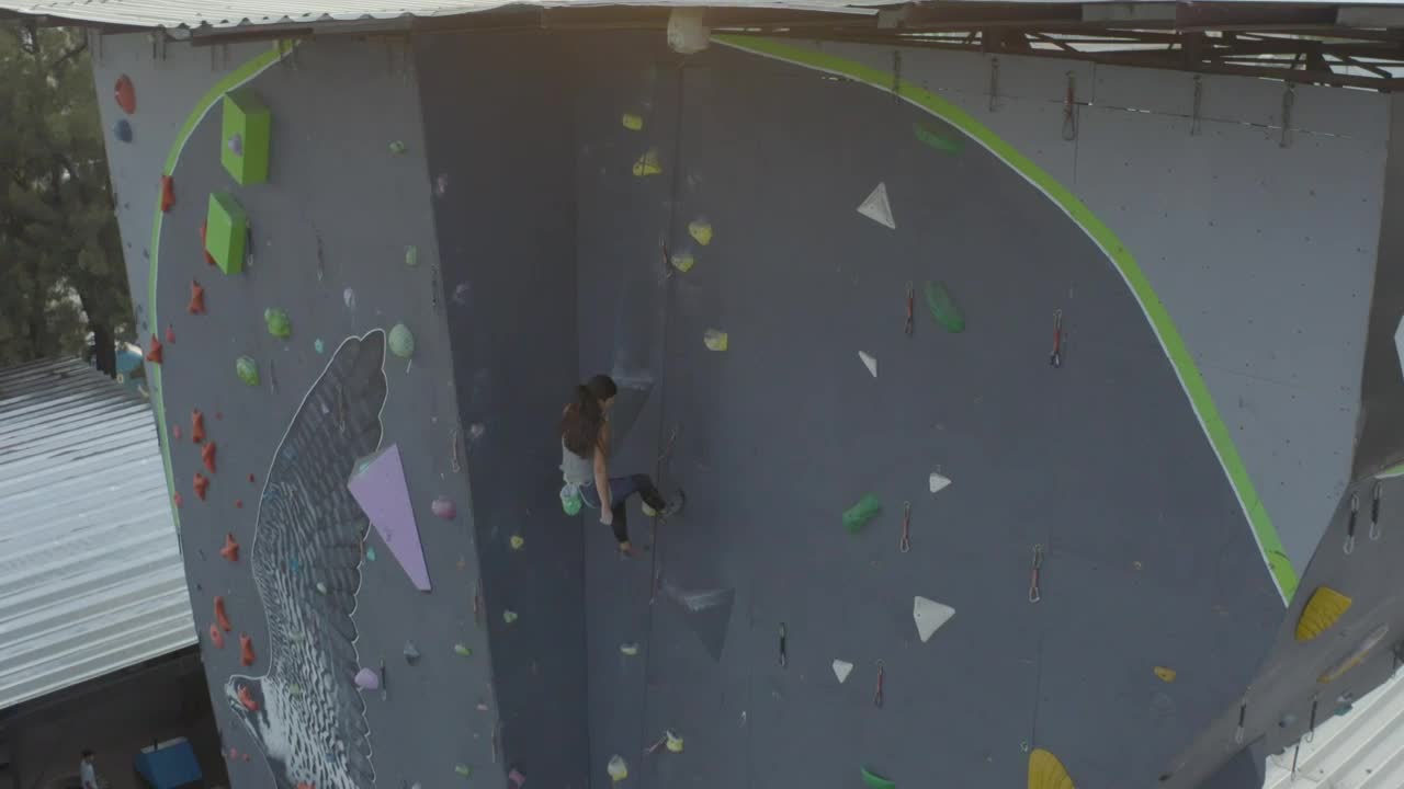 Stock Video Girl Descending From A Mountaineering Tower With A Harness Live Wallpaper For PC