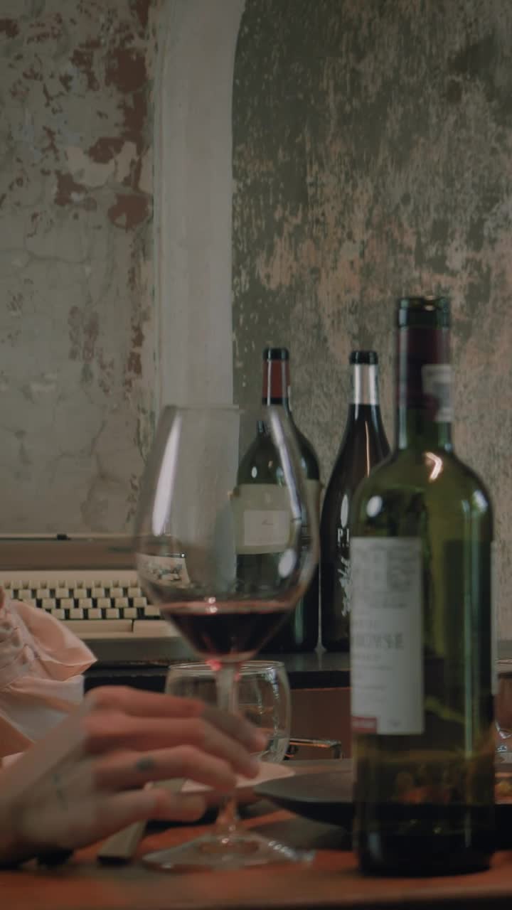 Stock Video Girl Chatting On A Romantic Date With A Guy Live Wallpaper For PC