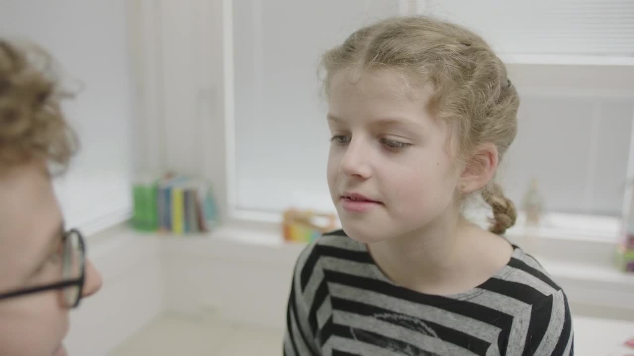 Stock Video Girl Being Tested By A Doctor Live Wallpaper For PC