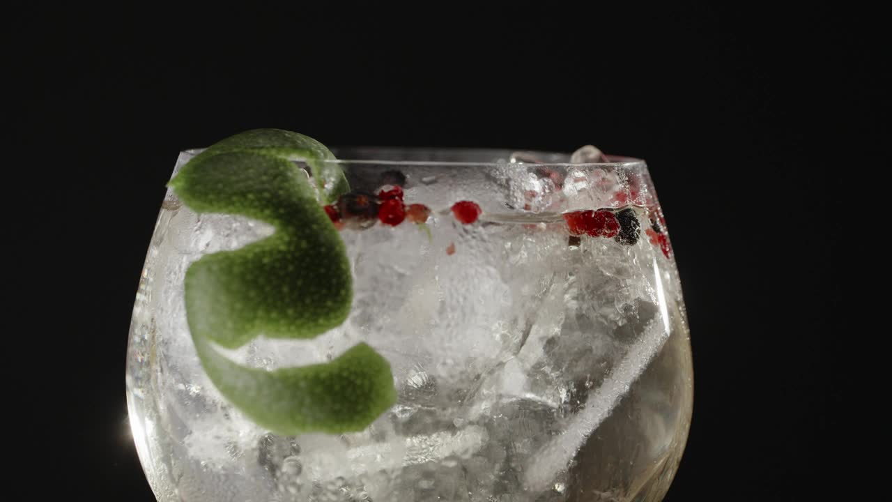 Stock Video Gin With Ice And Lime Live Wallpaper For PC