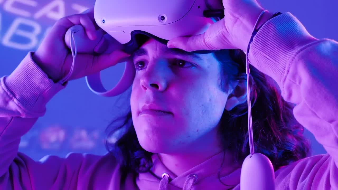 Stock Video Gamer Man Puts On Vr Glasses Live Wallpaper For PC