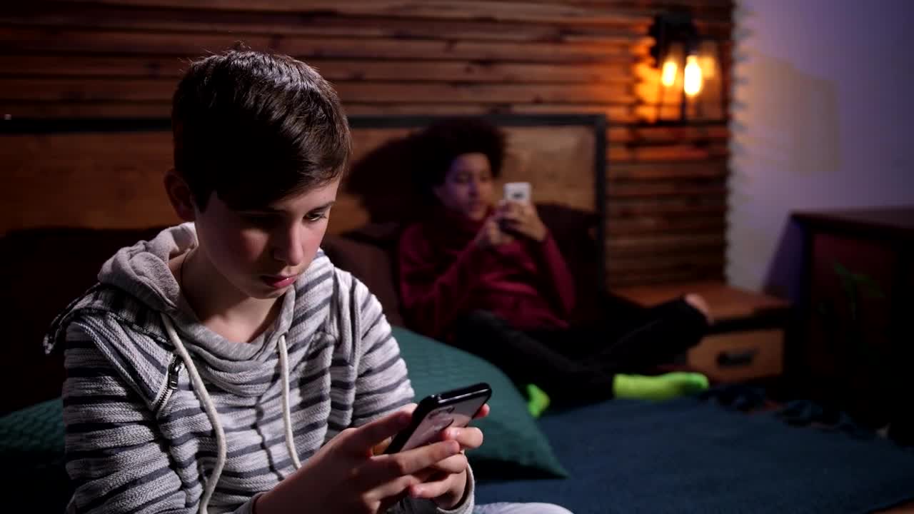 Stock Video Friends Texting Live Wallpaper For PC