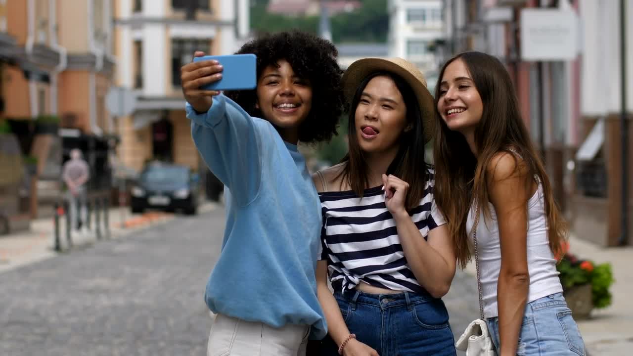 Stock Video Friends Taking Selfies In The Middle Of A Street Live Wallpaper For PC
