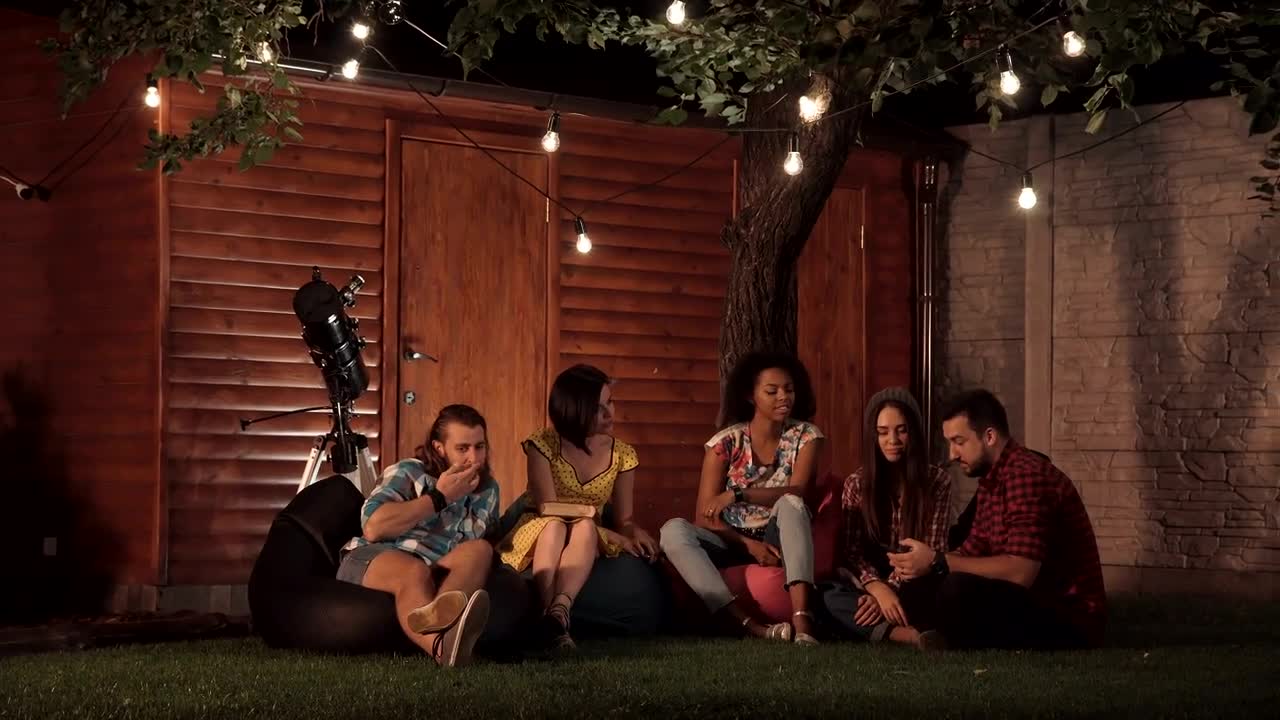 Stock Video Friends Taking A Selfie In The Backyard Live Wallpaper For PC