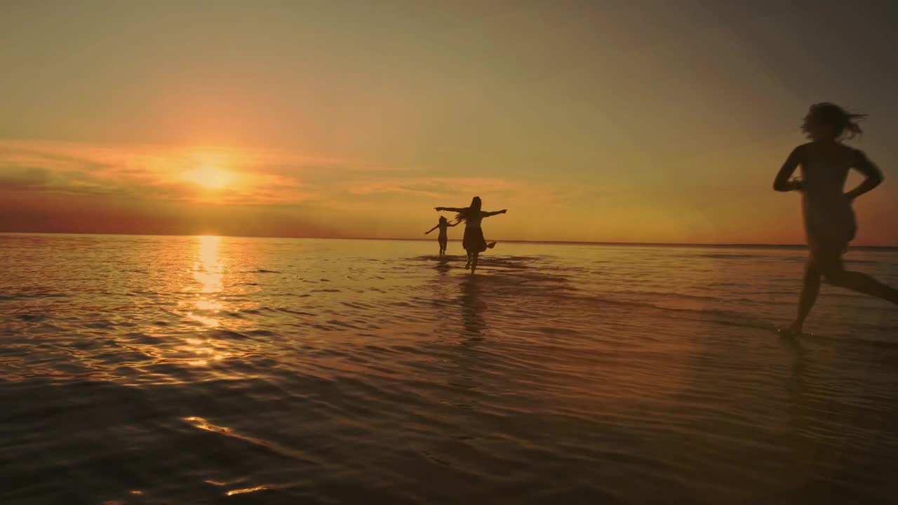 Stock Video Friends Running On The Beach Towards The Sea Live Wallpaper For PC
