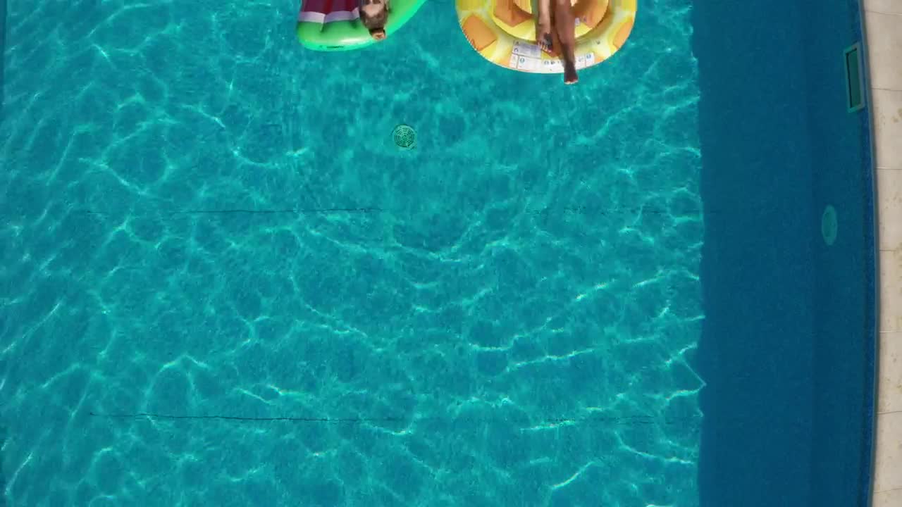 Stock Video Friends Relaxing On Pool Inflatables Live Wallpaper For PC