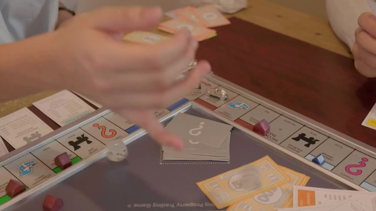 Stock Video Friends Playing Monopoly Live Wallpaper For PC
