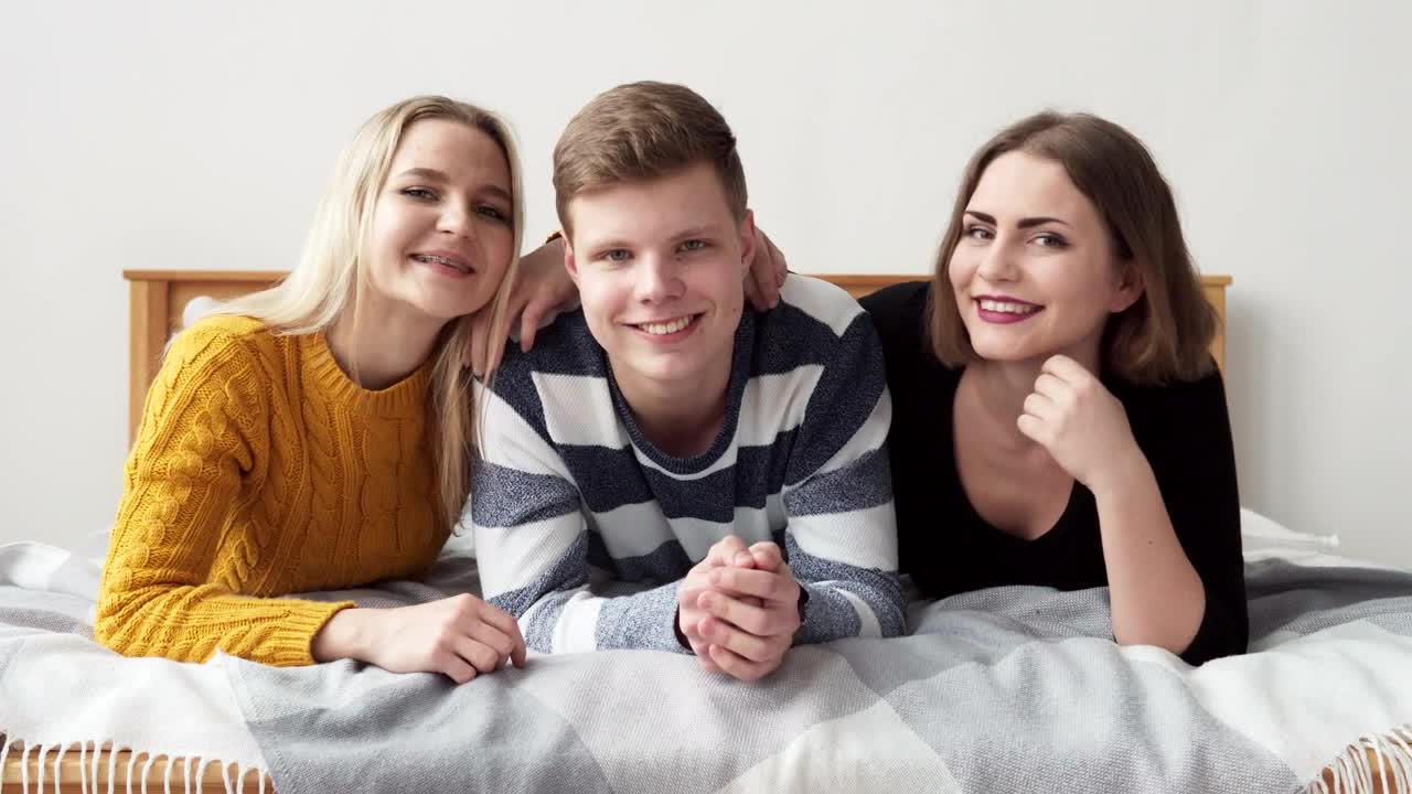 Stock Video Friends Laying On A Bed Together Live Wallpaper For PC