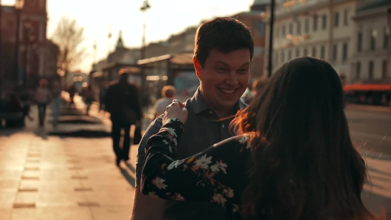 Stock Video Joyful Lovers Hugging Animated Wallpaper