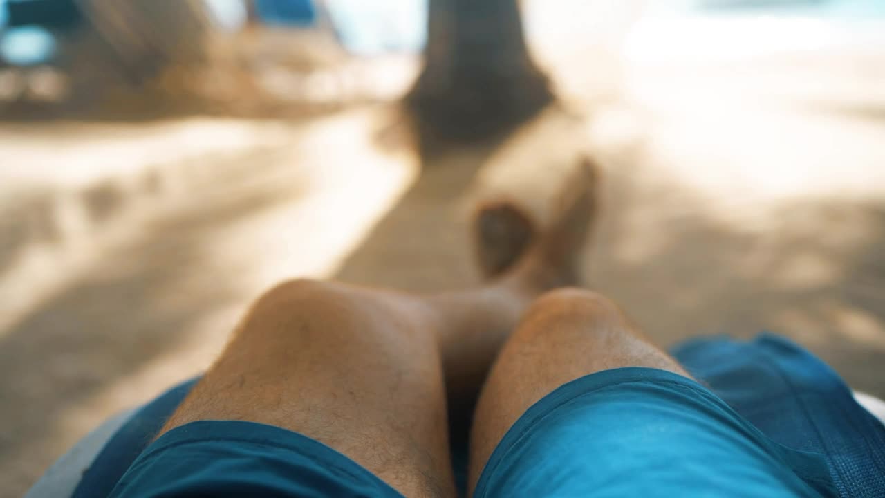 Stock Video Joven Relandose En La Sombra En Una Playa Animated Wallpaper