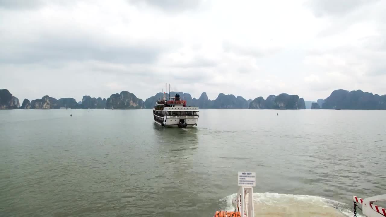 Stock Video Journey Sailing Through Islands Vietnam Animated Wallpaper