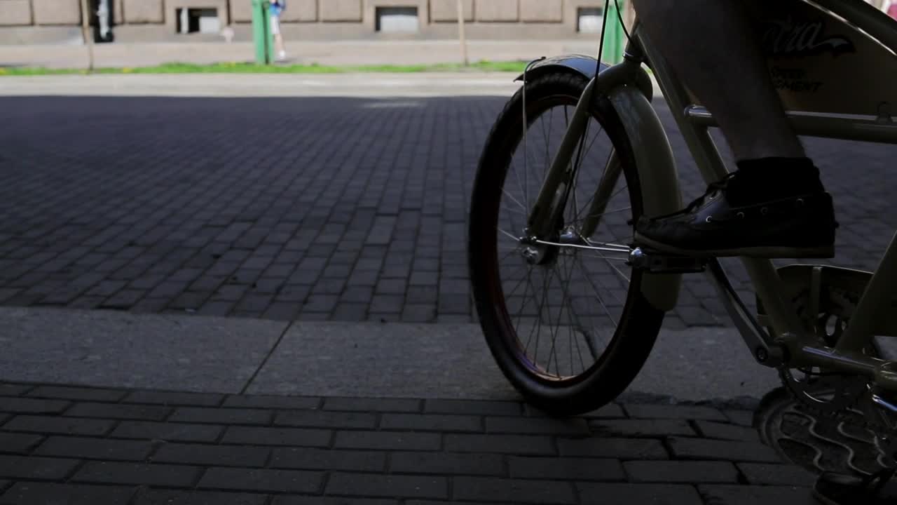 Stock Video Joining Friends For A Cycle Ride Animated Wallpaper