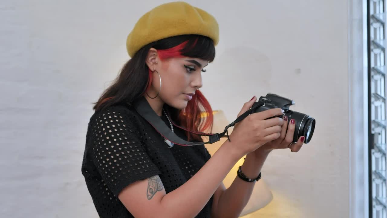 Stock Video Influencer Recording With A Camera Animated Wallpaper