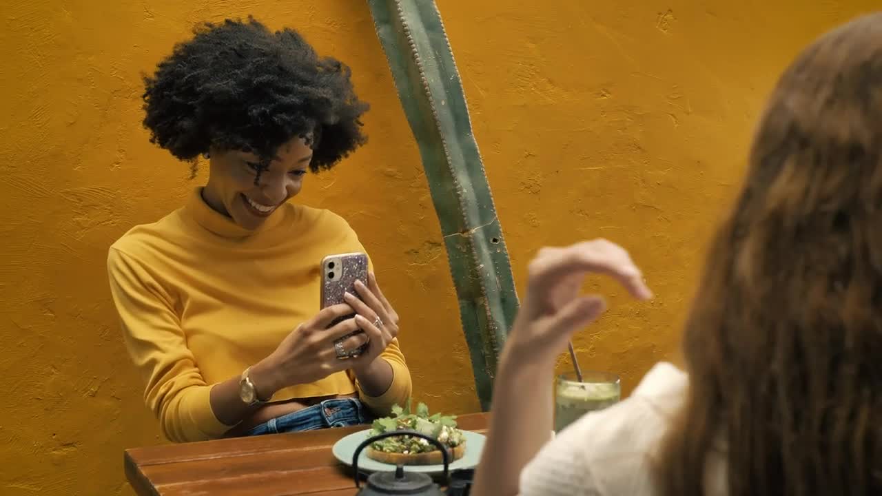 Stock Video Improvised Photoshoot Between Friends In A Coffee Shop Animated Wallpaper