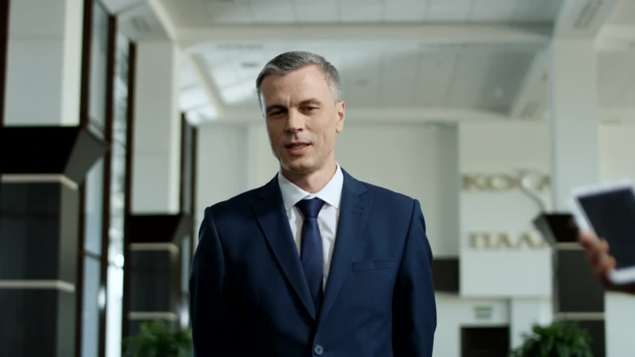 Stock Video Important Man Giving An Interview On The Hall Animated Wallpaper