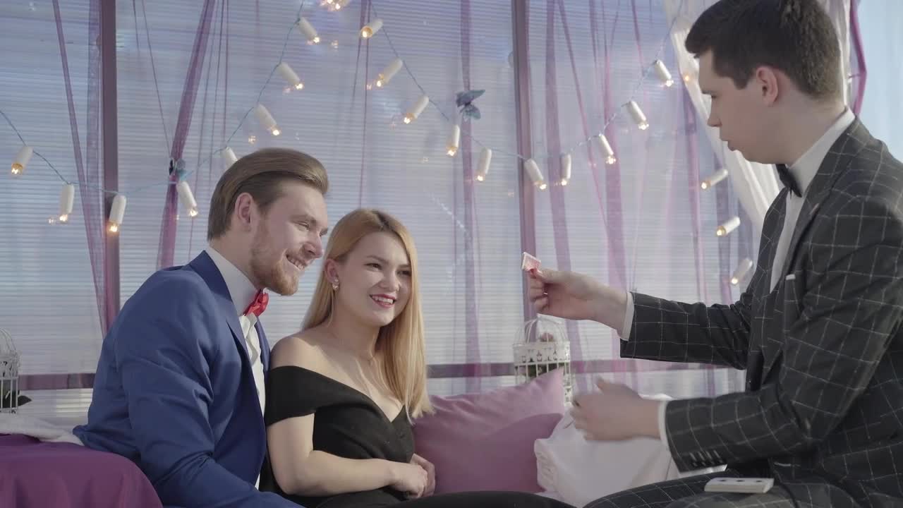 Stock Video Illusionist Delights Couple On Romantic Date Animated Wallpaper