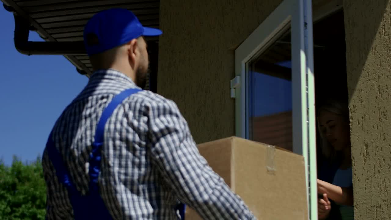 Stock Video I Woman Receives A Box From The Delivery Guy Animated Wallpaper