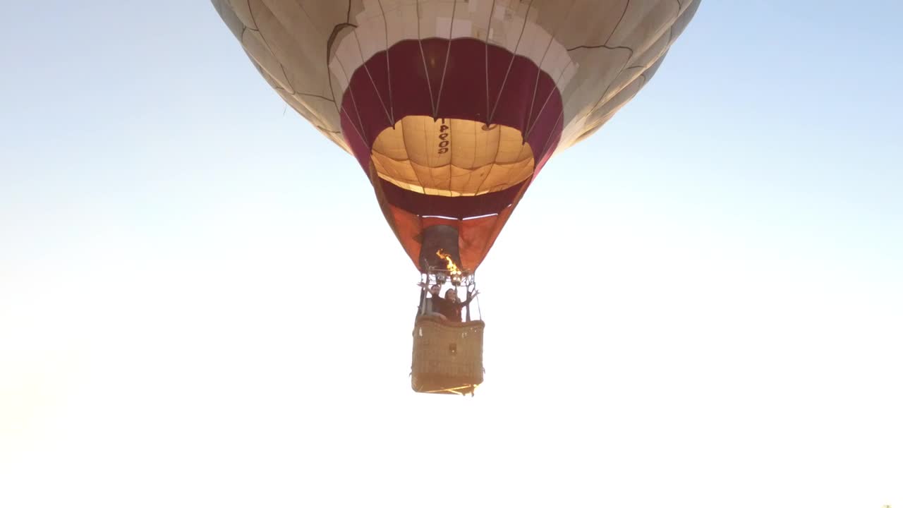 Stock Video Hot Air Balloon Landing Animated Wallpaper