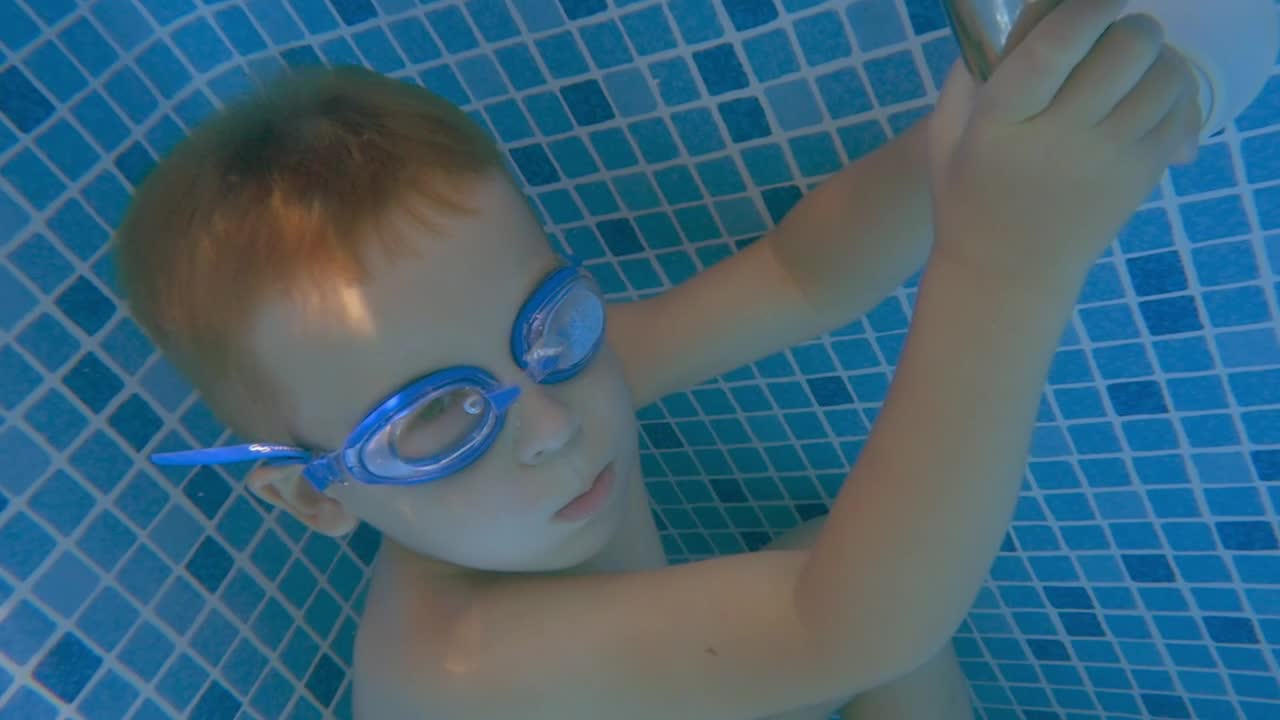 Stock Video Holding His Breath Under The Water Animated Wallpaper