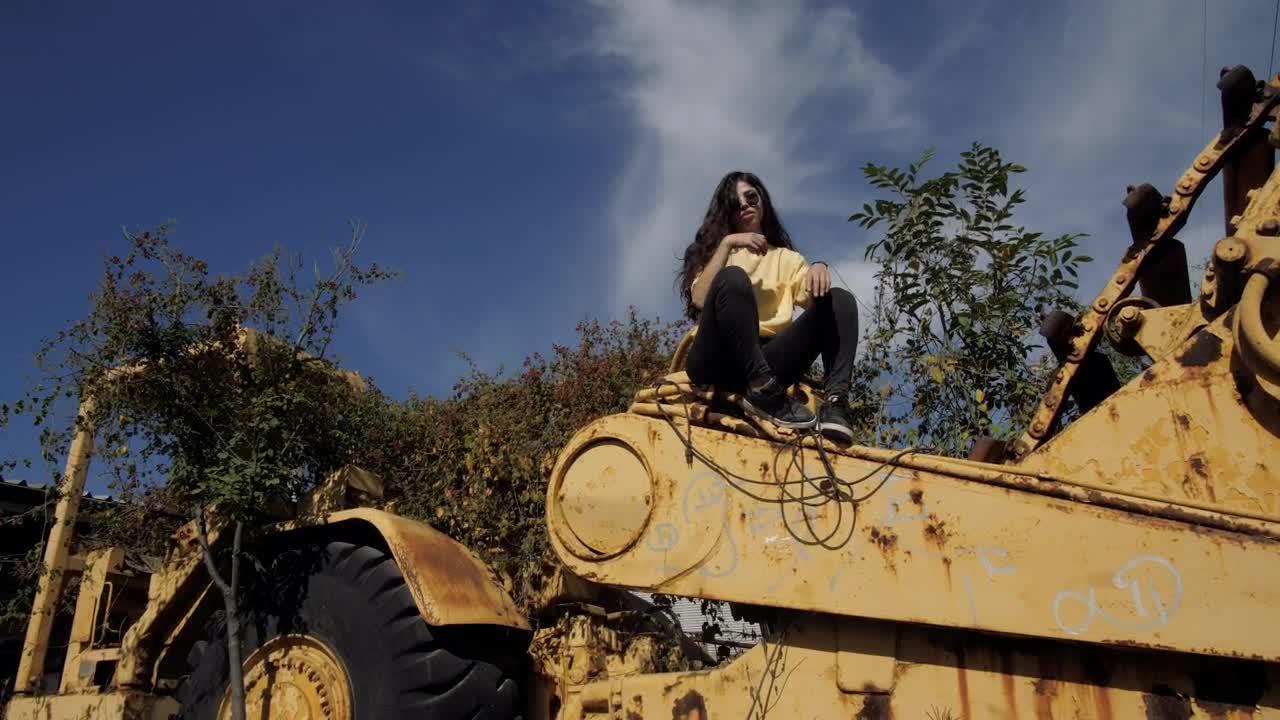 Stock Video Hipster Woman Taking Sun Animated Wallpaper