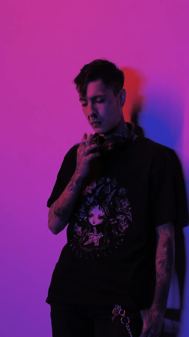 Stock Video Hipster Man With Tattoos Smoking Animated Wallpaper