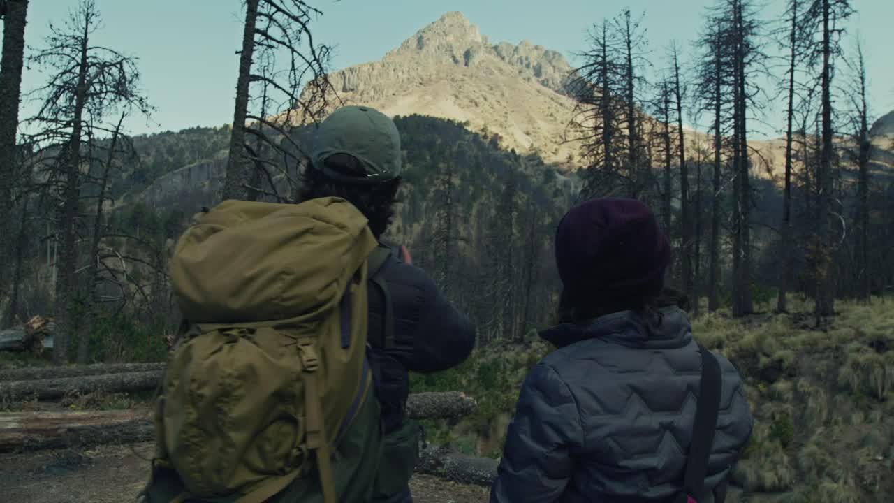 Stock Video Hiking Couple Taking A Selfie Animated Wallpaper