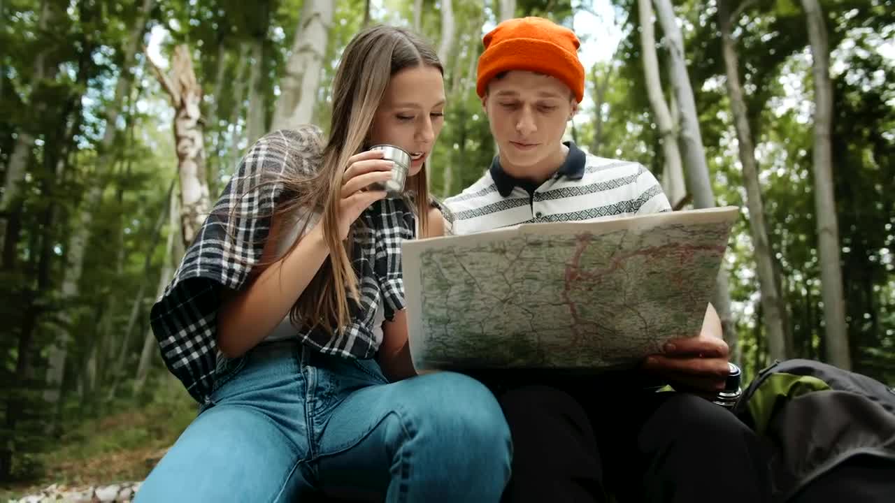 Stock Video Hiking Couple Resting And Looking At Map Animated Wallpaper