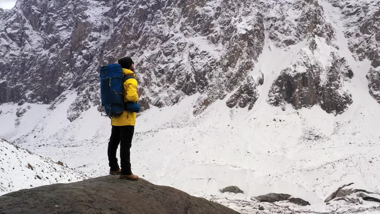 Stock Video Hiker With A Backpack Watching The Winter Mountains Animated Wallpaper