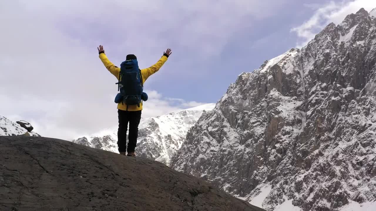 Stock Video Hiker On The Top Of A Mountain Enjoying The Freedom Animated Wallpaper
