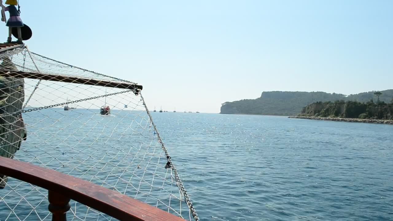 Stock Video Heading Towards The Harbor With Other Boats Animated Wallpaper