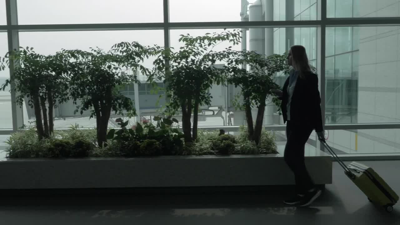 Stock Video Heading Through An Airport Animated Wallpaper