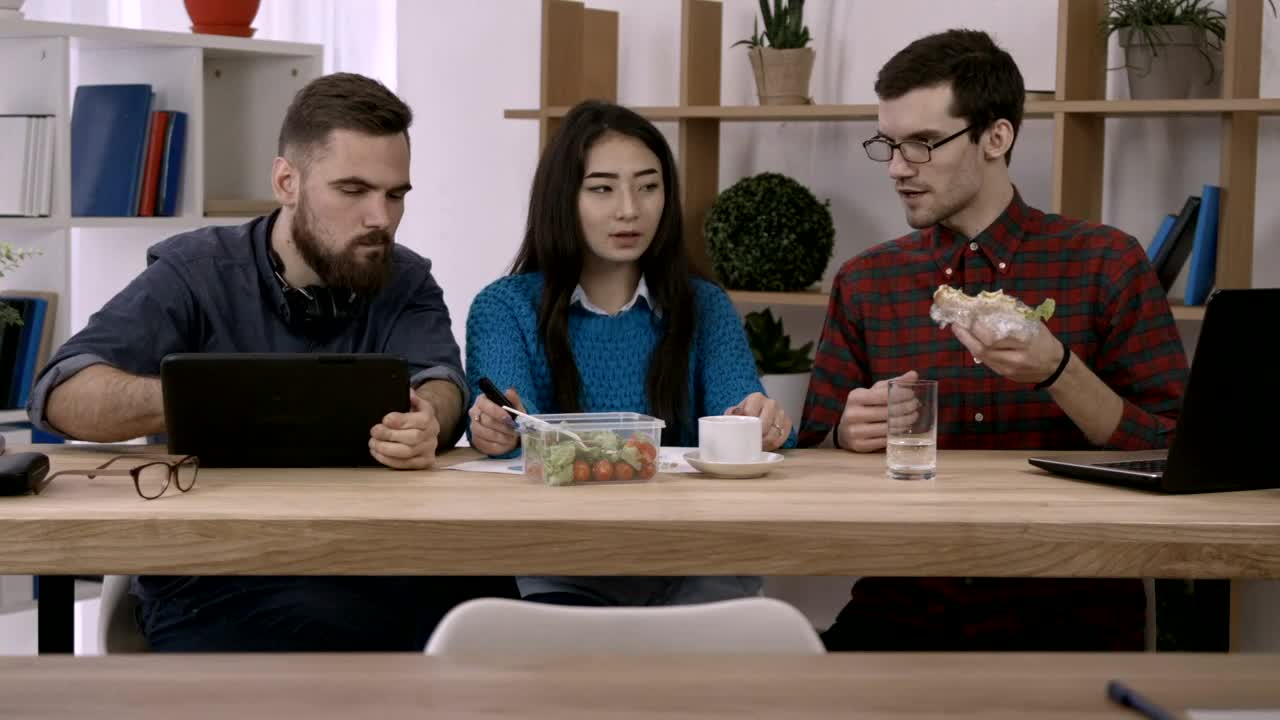 Stock Video Having A Working Lunch In The Office Animated Wallpaper